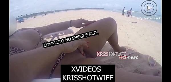 Kriss Hotwife é Abordada Por 2 Desconhecidos Na Praia Enquanto Se Masturbava